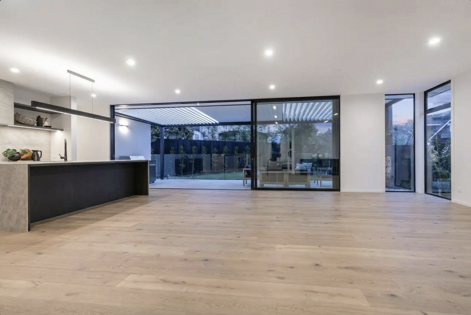 Empty room before visual enhancement